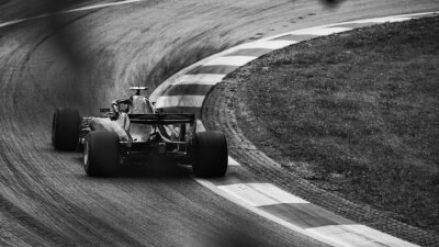 Obraz Czarno-biały samochód na torze F1
