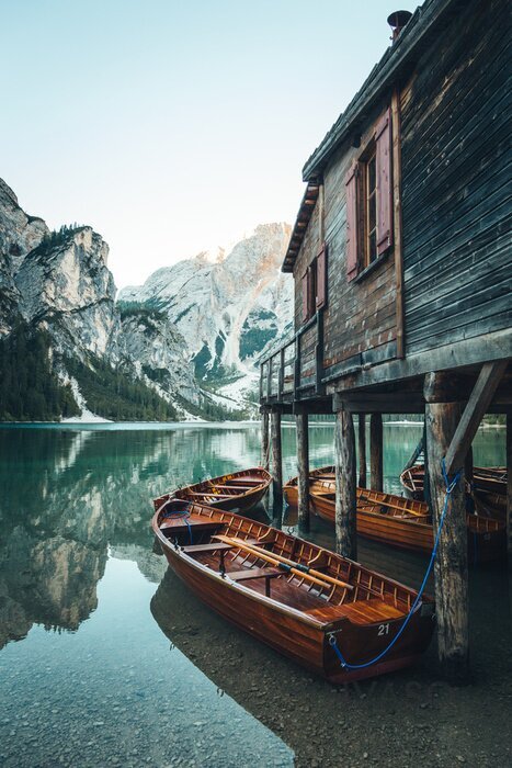 Obraz Drewniane łódki na malowniczym jeziorze Lago di Braies