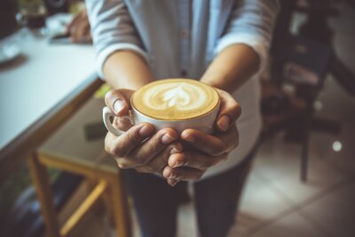 Obraz Filiżanka kawy w dłoniach kobiety