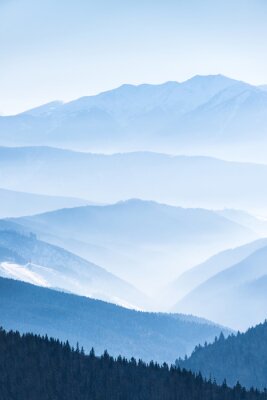 Obraz Górskie szczyty we mgle o poranku