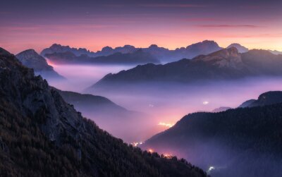 Obraz Góry we mgle w piękną noc jesienią w Dolomitach
