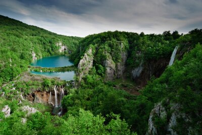 Jeziora i wodospady na krajobrazie