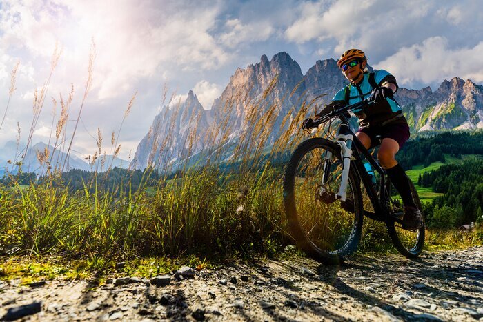 Obraz Kobieta na rowerze w Dolomitach