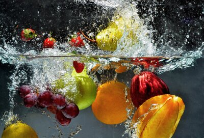Obraz Kolorowe owoce w wodzie