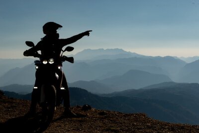Obraz Motocyklista na tle krajobrazu górskiego