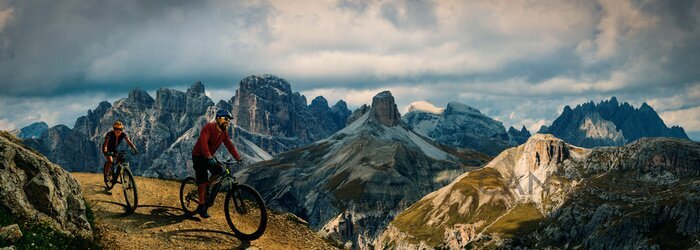 Obraz Para na rowerach w Dolomitach