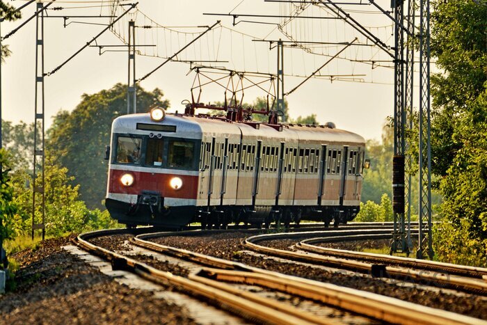 Obraz Pociąg jadący na dworzec kolejowy