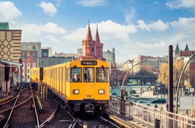 Pociąg przy dworcu kolejowym w Berlinie