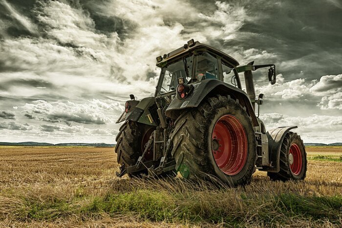 Obraz Traktor i zachmurzone niebo