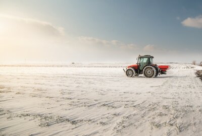 Obraz Traktor i zimowe pole