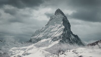 Obraz Widok na majestatyczną górę Matterhorn w pochmurny dzień