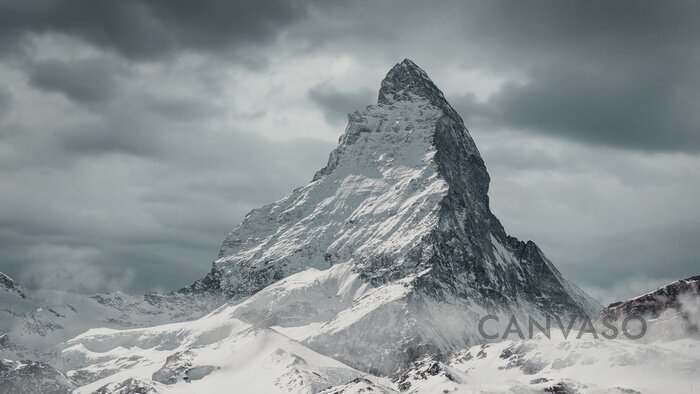 Obraz Widok na majestatyczną górę Matterhorn w pochmurny dzień