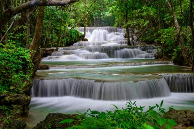 Obraz Wodospad kaskadowy w lesie deszczowym
