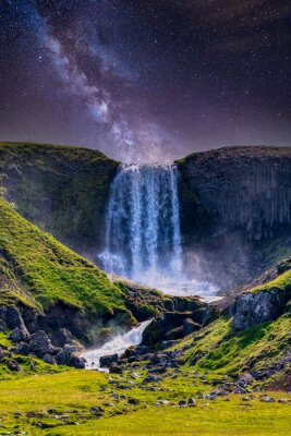Obraz Wodospad Svodufoss pod osłoną gwieździstego nieba