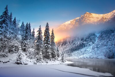 Obraz Zimowy krajobraz górski wschód słońca